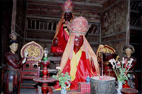 Ở gian giữa chùa có tượng Bà Dâu, hay nữ thần Pháp Vân, uy nghi, trầm mặc, màu đồng hun, cao gần 2 m được bày ở gian giữa. Tượng có gương mặt đẹp với nốt ruồi to đậm giữa trán gợi liên tưởng tới những nàng vũ nữ Ấn Độ, tới quê hương Tây Trúc. Ở hai bên là tượng Kim Đồng và Ngọc Nữ. Phía trước là một hộp gỗ trong đặt Thạch Quang Phật là một khối đá, tương truyền là em út của Tứ Pháp.