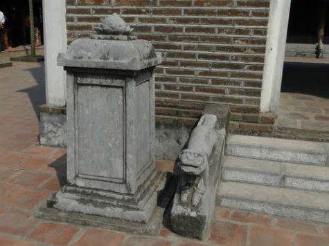 Trước tháp, bên phải có tấm bia vuông dựng năm 1738, bên trái có tượng một con cừu đá dài 1,33 m, cao 0,8 m. Tượng này là dấu vết duy nhất còn sót lại từ thời nhà Hán.