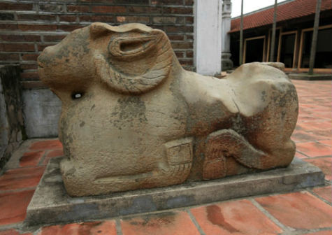 Trước tháp, bên phải có tấm bia vuông dựng năm 1738, bên trái có tượng một con cừu đá dài 1,33 m, cao 0,8 m. Tượng này là dấu vết duy nhất còn sót lại từ thời nhà Hán.