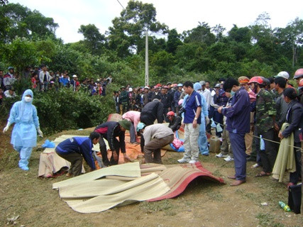 Trước đó đã có 4 kiểm lâm liên quan đến vụ lật xe chở gỗ lậu tại dốc Pù Huột, xã Bình Chuẩn, huyện Con Cuông làm 10 người chết bị bắt giữ vì có liên quan Trước đó đã có 4 kiểm lâm liên quan đến vụ lật xe chở gỗ lậu tại dốc Pù Huột, xã Bình Chuẩn, huyện Con Cuông làm 10 người chết bị bắt giữ vì có liên quan