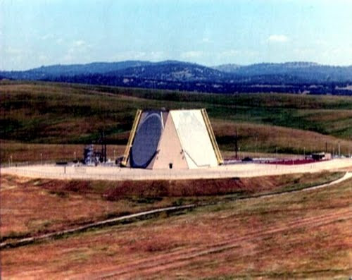 Radar AN/FPS-115 được triển khai ở căn cứ Beale, California, Mỹ Radar AN/FPS-115 được triển khai ở căn cứ Beale, California, Mỹ