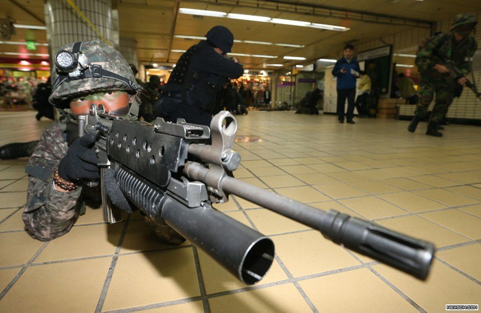 Hàn Quốc tổ chức diễn tập bảo vệ đất nước với sự tham gia của 240.000 quân trên toàn bộ lãnh thổ, trong đó có khoa mục "chống khủng bố" Hàn Quốc tổ chức diễn tập bảo vệ đất nước với sự tham gia của 240.000 quân trên toàn bộ lãnh thổ, trong đó có khoa mục "chống khủng bố"