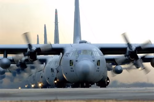 Tốp máy bay vận tải C-130 của quân Mỹ đóng tại căn cứ Yokota, Nhật Bản.