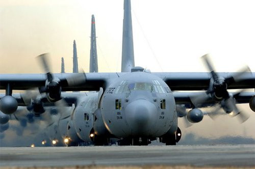 Tốp máy bay vận tải C-130 của quân Mỹ đóng tại căn cứ Yokota, Nhật Bản. Tốp máy bay vận tải C-130 của quân Mỹ đóng tại căn cứ Yokota, Nhật Bản.