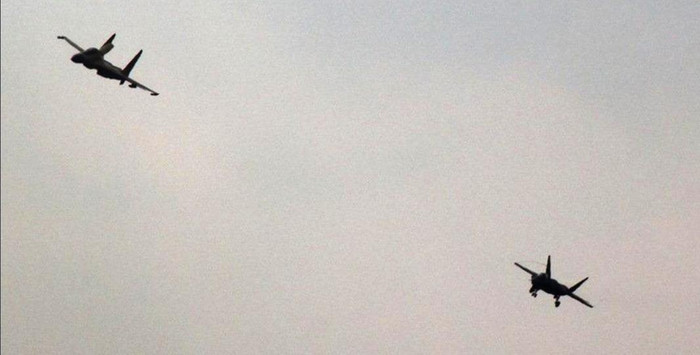 Máy bay J-11BS tháp tùng khi J-31 bay thử (ảnh không rõ tính xác thực) Máy bay J-11BS tháp tùng khi J-31 bay thử (ảnh không rõ tính xác thực)