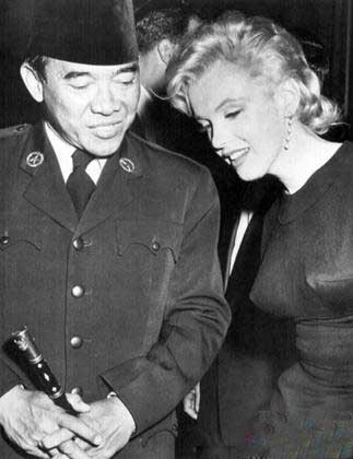 Cựu Tổng thống Indonesia Sukarno và Marilyn Monroe năm 1956 Cựu Tổng thống Indonesia Sukarno và Marilyn Monroe năm 1956