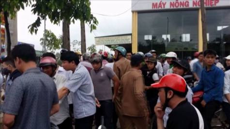 Sau khi phát hiện Tuấn và Lộc trộm xe máy hàng trăm người dân truy đuổi và cố bắt bằng được Sau khi phát hiện Tuấn và Lộc trộm xe máy hàng trăm người dân truy đuổi và cố bắt bằng được
