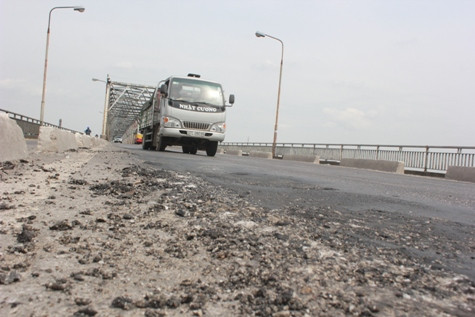 Cùng với đó việc thu và tăng phí được thực hiện tại cả Cầu Bến Thủy 1 nhưng cây cầu này đã gần 30 năm sử dụng, có nhiều hạng mục xuống cấp nhưng cũng chưa được quan tâm bảo trì, bảo dưỡng Cùng với đó việc thu và tăng phí được thực hiện tại cả Cầu Bến Thủy 1 nhưng cây cầu này đã gần 30 năm sử dụng, có nhiều hạng mục xuống cấp nhưng cũng chưa được quan tâm bảo trì, bảo dưỡng
