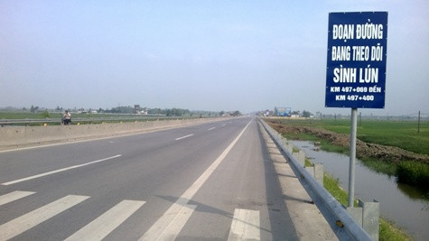 Trong khi việc tăng phí bắt đầu áp dụng từ ngày 8/6/2014 nhưng nhiều đoạn đường trên tuyến Quốc lộ 1A từ Nam cầu Bến Thủy đến đường tránh TP. Hà Tĩnh do Tổng công ty xây dựng công trình giao thông 4 thi công bằng nguồn vốn BOT vừa đưa vào sử dụng đã bị sụt lún, xuống cấp nhiều đoạn buộc phải cắm biển "đoạn đường đang theo dõi sình lún" Trong khi việc tăng phí bắt đầu áp dụng từ ngày 8/6/2014 nhưng nhiều đoạn đường trên tuyến Quốc lộ 1A từ Nam cầu Bến Thủy đến đường tránh TP. Hà Tĩnh do Tổng công ty xây dựng công trình giao thông 4 thi công bằng nguồn vốn BOT vừa đưa vào sử dụng đã bị sụt lún, xuống cấp nhiều đoạn buộc phải cắm biển "đoạn đường đang theo dõi sình lún"