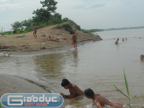 Hiếm hoi lắm mới có người mặc thêm một chiếc quần nhỏ khi đến tắm ở đây. Hiếm hoi lắm mới có người mặc thêm một chiếc quần nhỏ khi đến tắm ở đây.