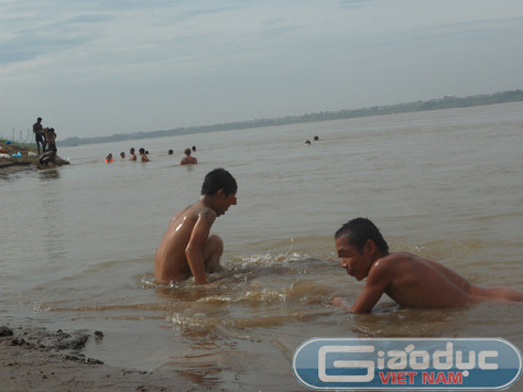 Tuy nhiên cũng có ý kiến cho rằng việc làm này là hoàn toàn bình thường, thậm chí còn coi đó như một việc để giải tỏa áp lực trong công việc. Tuy nhiên cũng có ý kiến cho rằng việc làm này là hoàn toàn bình thường, thậm chí còn coi đó như một việc để giải tỏa áp lực trong công việc.
