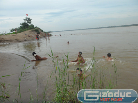 Những người đến "tắm tiên" ở đây thuộc đủ mọi thành phần, lứa tuổi, già trẻ, lớn bé,.... Những người đến "tắm tiên" ở đây thuộc đủ mọi thành phần, lứa tuổi, già trẻ, lớn bé,....