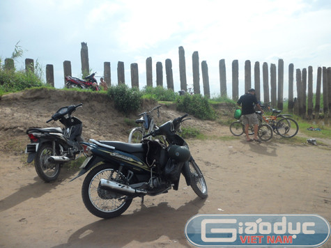 Cứ đến tầm đầu giờ chiều là bãi "tắm tiên" này lại đông nghìn nghịt. Mọi người từ khắp nơi trong thành phố hoặc ngoại thành kéo về đây để được tận hưởng cảm giác "tắm tiên". Cứ đến tầm đầu giờ chiều là bãi "tắm tiên" này lại đông nghìn nghịt. Mọi người từ khắp nơi trong thành phố hoặc ngoại thành kéo về đây để được tận hưởng cảm giác "tắm tiên".