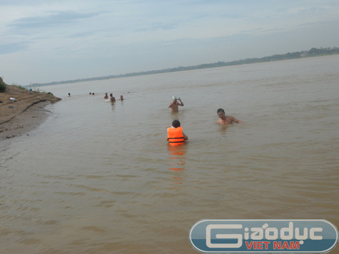 Nhiều người đến đây với mục đích là tập bơi hoặc dạy bơi cho con cái. Nhiều người đến đây với mục đích là tập bơi hoặc dạy bơi cho con cái.