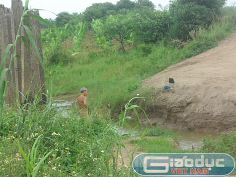 Những người đến "tắm tiên" ở đây thuộc đủ mọi thành phần, lứa tuổi, già trẻ, lớn bé,.... Những người đến "tắm tiên" ở đây thuộc đủ mọi thành phần, lứa tuổi, già trẻ, lớn bé,....