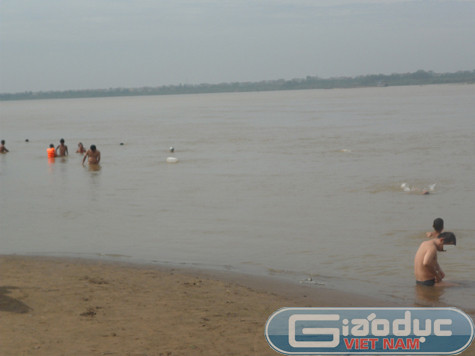 Đặc biệt những hôm trời nắng nóng thì bãi tắm này lại càng trở nên "hút khách". Đặc biệt những hôm trời nắng nóng thì bãi tắm này lại càng trở nên "hút khách".