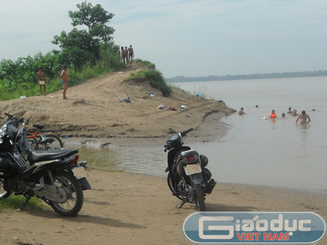 Cứ đến tầm đầu giờ chiều là bãi "tắm tiên" này lại đông nghìn nghịt. Mọi người từ khắp nơi trong thành phố hoặc ngoại thành kéo về đây để được tận hưởng cảm giác "tắm tiên". Cứ đến tầm đầu giờ chiều là bãi "tắm tiên" này lại đông nghìn nghịt. Mọi người từ khắp nơi trong thành phố hoặc ngoại thành kéo về đây để được tận hưởng cảm giác "tắm tiên".