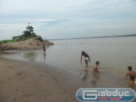Bãi "tắm tiên" này nằm ngay dưới chân cầu Long Biên thuộc phường Ngọc Thụy (Gia Lâm, Hà Nội). Bãi "tắm tiên" này nằm ngay dưới chân cầu Long Biên thuộc phường Ngọc Thụy (Gia Lâm, Hà Nội).