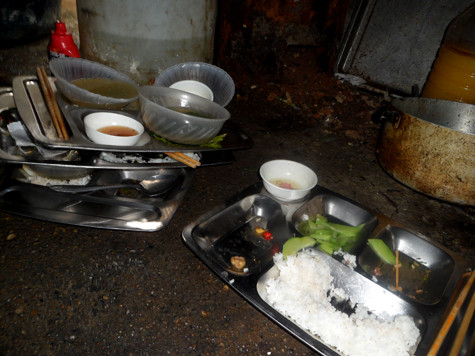 Những chồng bát đĩa bẩn sẽ được làm sạch ở khu vực này.