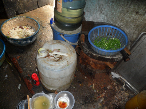 Tuy nhiên, nếu có dịp mục kích "hậu trường" bếp núc hầu hết thực khách không khỏi "sởn da gà".. Nơi chế biến đồ ăn thức uống cực kỳ bẩn thỉu, các dụng cụ dùng để chặt, thái, đựng thức ăn trông rất mất vệ sinh, cáu bẩn,...