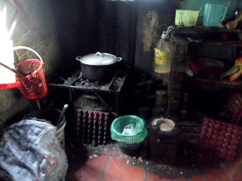 Nơi nấu nướng ẩm thấp, tối tăm, khói bụi, sỉ than bám đầy nồi niêu, xoong chảo. Các chậu rửa bát đũa bám dày váng mỡ......