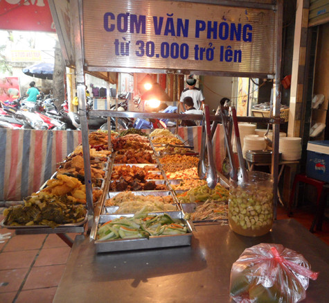 Quán cơm văn phòng này khá đông khách, được nhiều dân công sở biết đến vì có thực đơn phong phú, thức ăn thơm ngon, hấp dẫn và rất hợp túi tiền của giới công sở...