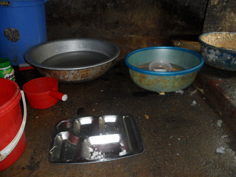 Bát đĩa của khách sau khi ăn xong sẽ được đem đi rửa "sơ qua" và tất cả quy trình được thực hiện dưới sàn nhà nhầy nhụa này,...