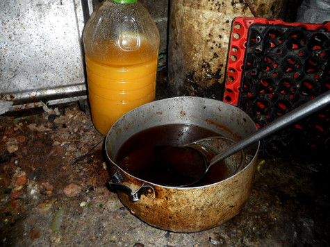 Các loại dầu mỡ chiên xào thức ăn là những chai, chảo đựng đen xì hoặc vàng ệch.. Không ai biết mức độ an toàn của loại dầu mỡ dùng để chiên xào thức ăn này bằng chính chủ quán.