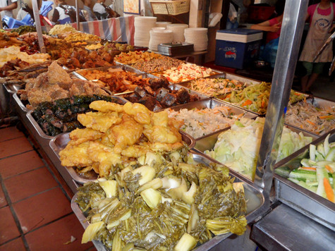 "Khuất mắt trông coi" nên tất cả các món ăn sau khi được chế biến trở nên bắt mắt và hấp dẫn khi được chủ quán bày biện tươm tất tại quầy bán hàng thế này.