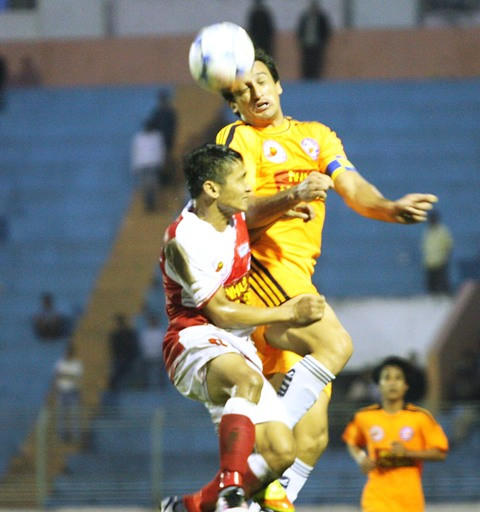 Trên sân Chi Lăng, đội chủ nhà SHB Đà Nẵng đã giành chiến thắng với tỉ số áp đảo 3-0 trước Kienlongbank Kiên Giang. Trên sân Chi Lăng, đội chủ nhà SHB Đà Nẵng đã giành chiến thắng với tỉ số áp đảo 3-0 trước Kienlongbank Kiên Giang.