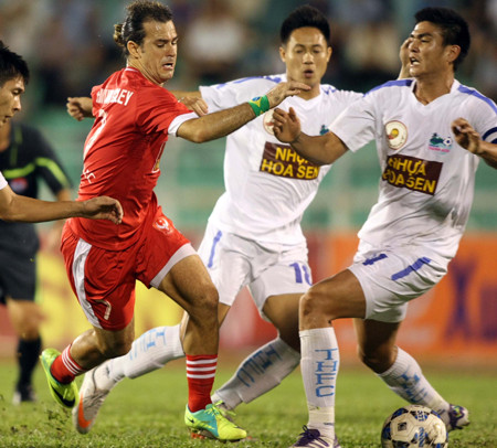 Thậm lý, tiền đạo Huỳnh Kesley của Sài Gòn FC còn bị các cầu thủ Thanh Hóa đuổi đánh trên sân Thậm lý, tiền đạo Huỳnh Kesley của Sài Gòn FC còn bị các cầu thủ Thanh Hóa đuổi đánh trên sân