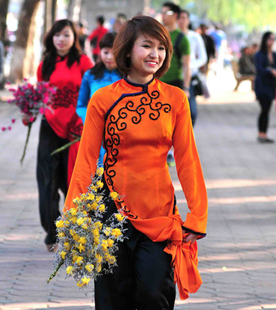 Nếu không biết trước, ai cũng ngỡ cả ba nhà vô địch SEA Games là những người mẫu đang khoe sắc dưới nắng xuân