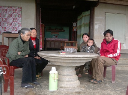 Bà con chòm xóm đến chia buồn nỗi đau với gia đình anh Đức - chị Thanh Bà con chòm xóm đến chia buồn nỗi đau với gia đình anh Đức - chị Thanh