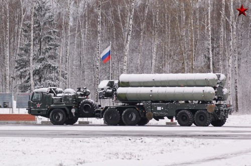 Hệ thống tên lửa phòng không S-400 Nga trong một cuộc tập trận Hệ thống tên lửa phòng không S-400 Nga trong một cuộc tập trận