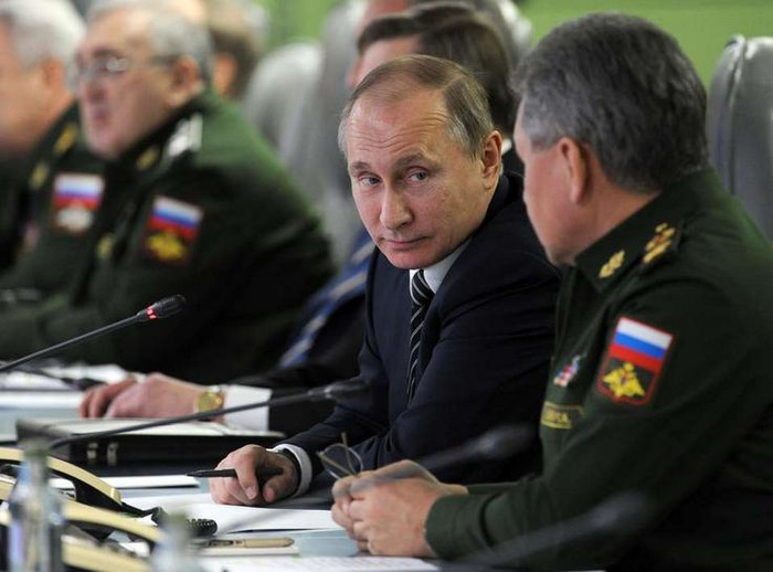 Tổng thống Nga Vladimir Putin và các quan chức Bộ Quốc phòng Nga Tổng thống Nga Vladimir Putin và các quan chức Bộ Quốc phòng Nga