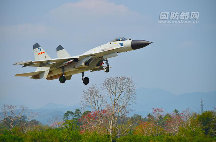 Ngày 10/3/2016, một trung đoàn của lực lượng đường không Hạm đội Nam Hải, Hải quân Trung Quốc tiến hành huấn luyện tấn công đối hải, đối đất cường độ lớn