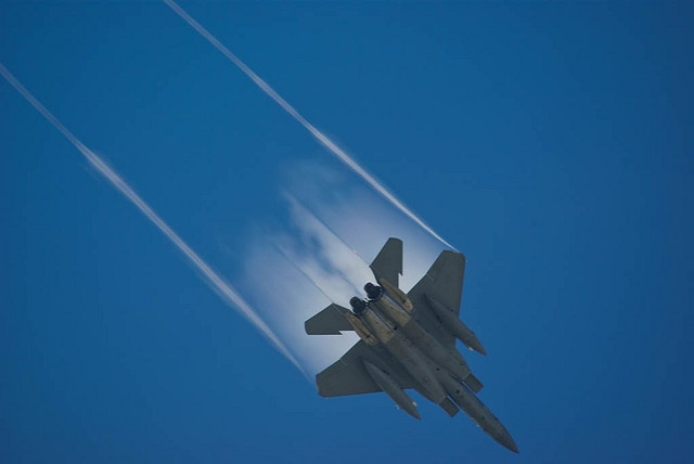 Máy bay chiến đấu của Quân đội Mỹ trên bầu trời căn cứ Okinawa