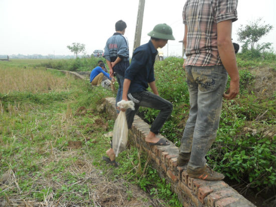 Nhưng quan trọng nhất trong mỗi nhóm, mỗi tốp "thợ săn" chính là vai trò của những "trưởng nhóm" bởi đây là những người sẽ định hướng, quyết định xem nên ngày hôm nay nên đi săn chuột ở khu vực nào, cánh đồng nào có nhiều chuột nhất để cả đoàn mở chiến dịch "truy quét"...chuột.