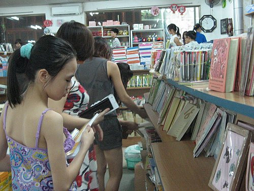 Trong nội dung điều chỉnh SGK, học sinh không phải mua sách mới. Ảnh Xuân Trung