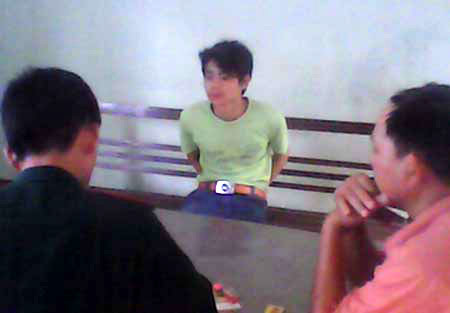 Cơ quan chức năng đang lấy lời khai tên Luyện tại đồn biên phòng Na Hình. (Ảnh PLTP) Cơ quan chức năng đang lấy lời khai tên Luyện tại đồn biên phòng Na Hình. (Ảnh PLTP)