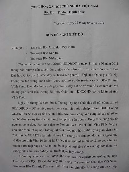 Đơn đề nghị phản ánh gửi cơ quan báo chí của những sinh viên. Ảnh Xuân Trung