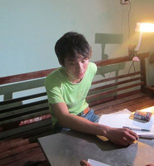 Hung thủ Lê Văn Luyện tại đồn biên phòng Na Hình chiều tối ngày 31/8 Hung thủ Lê Văn Luyện tại đồn biên phòng Na Hình chiều tối ngày 31/8