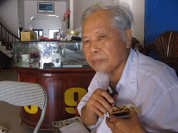 Ông Tín vẫn chưa hết bàng hoàn trước cái chết 3 người con, cháu mình. Ảnh Xuân Trung