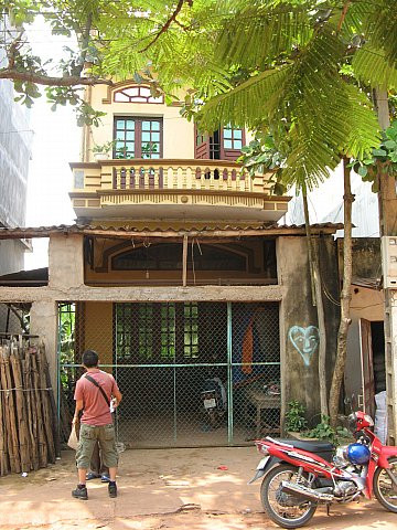 Ngôi nhà 2 tầng của nghi phạm Lê Văn Luyện luôn đóng kín của từ hôm xảy ra sự việc. Ảnh Xuân Trung Ngôi nhà 2 tầng của nghi phạm Lê Văn Luyện luôn đóng kín của từ hôm xảy ra sự việc. Ảnh Xuân Trung