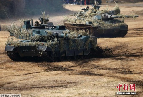 Xe tăng chiến đấu Type 10 và Type 74 của Nhật Bản trong cuộc diễn tập Xe tăng chiến đấu Type 10 và Type 74 của Nhật Bản trong cuộc diễn tập