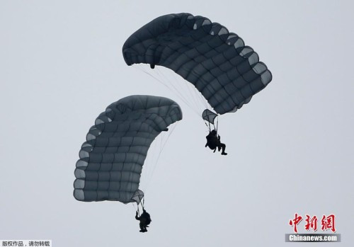 Ngày 12 tháng 1 năm 2013, Lữ đoàn nhảy dù số 1 Lực lượng Phòng vệ Mặt đất Nhật Bản tiến hành diễn tập nhảy dù thường niên Ngày 12 tháng 1 năm 2013, Lữ đoàn nhảy dù số 1 Lực lượng Phòng vệ Mặt đất Nhật Bản tiến hành diễn tập nhảy dù thường niên