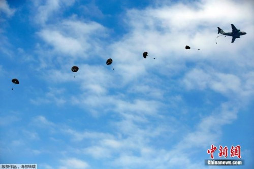 Ngày 12 tháng 1 năm 2013, Lữ đoàn nhảy dù số 1 Lực lượng Phòng vệ Mặt đất Nhật Bản tiến hành diễn tập nhảy dù thường niên Ngày 12 tháng 1 năm 2013, Lữ đoàn nhảy dù số 1 Lực lượng Phòng vệ Mặt đất Nhật Bản tiến hành diễn tập nhảy dù thường niên