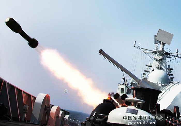 Trung tuần tháng 1 năm 2014, tàu khu trục Hạm đội Nam Hải tập trận chống tàu ngầm trên Biển Đông. Trung tuần tháng 1 năm 2014, tàu khu trục Hạm đội Nam Hải tập trận chống tàu ngầm trên Biển Đông.