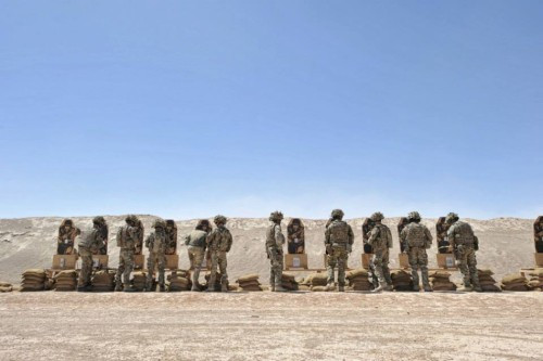 Binh sĩ Anh tập bắn bia ở Afghanistan Binh sĩ Anh tập bắn bia ở Afghanistan