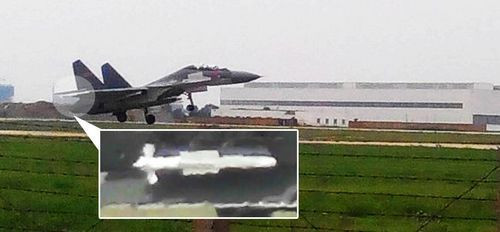 Máy bay chiến đấu J-16 nguyên mẫu mang theo 1 quả tên lửa màu trắng, đang cất cánh Máy bay chiến đấu J-16 nguyên mẫu mang theo 1 quả tên lửa màu trắng, đang cất cánh